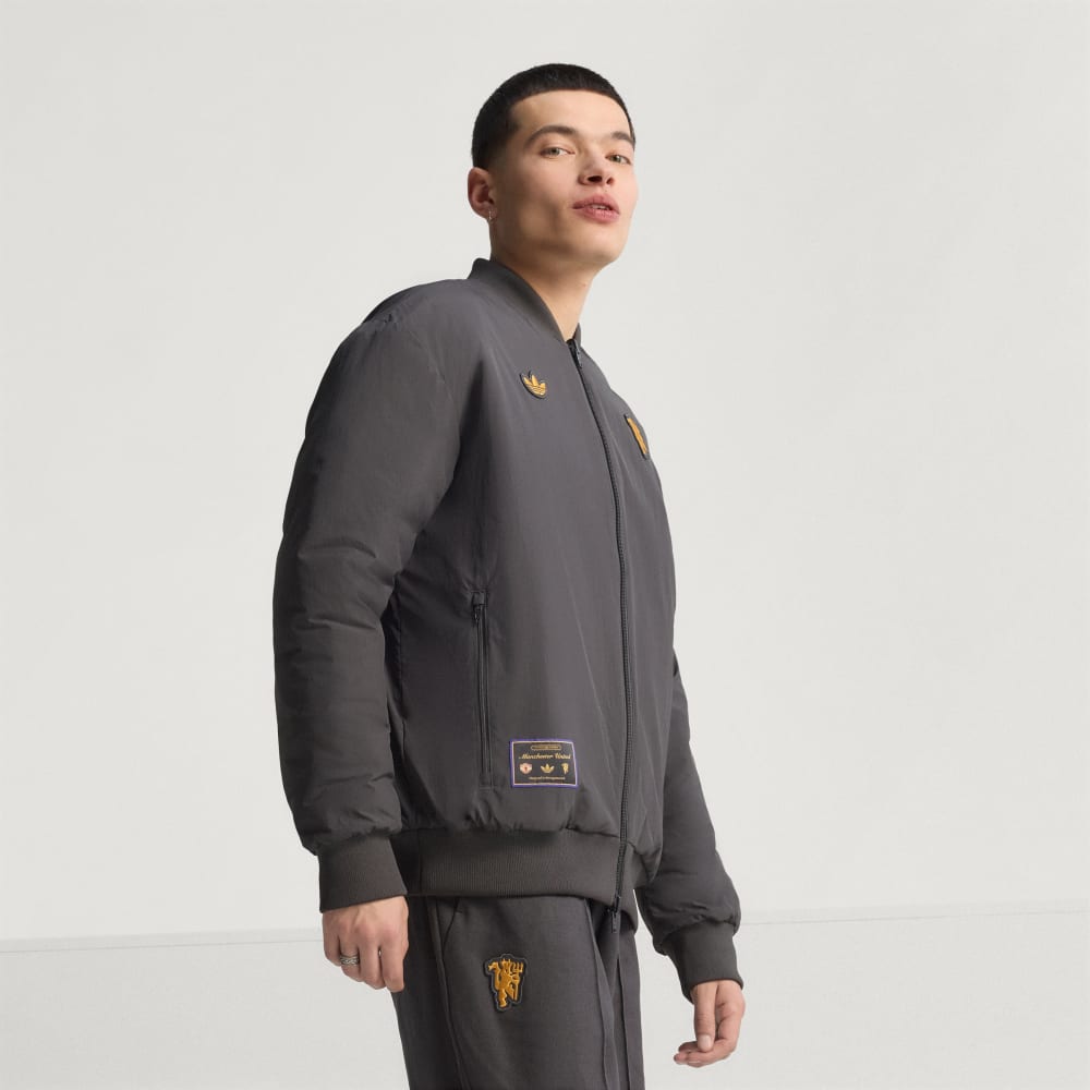 

Спортивная куртка Adidas MUFC ICON JKT, цвет Utility Black/Semi Night Flash