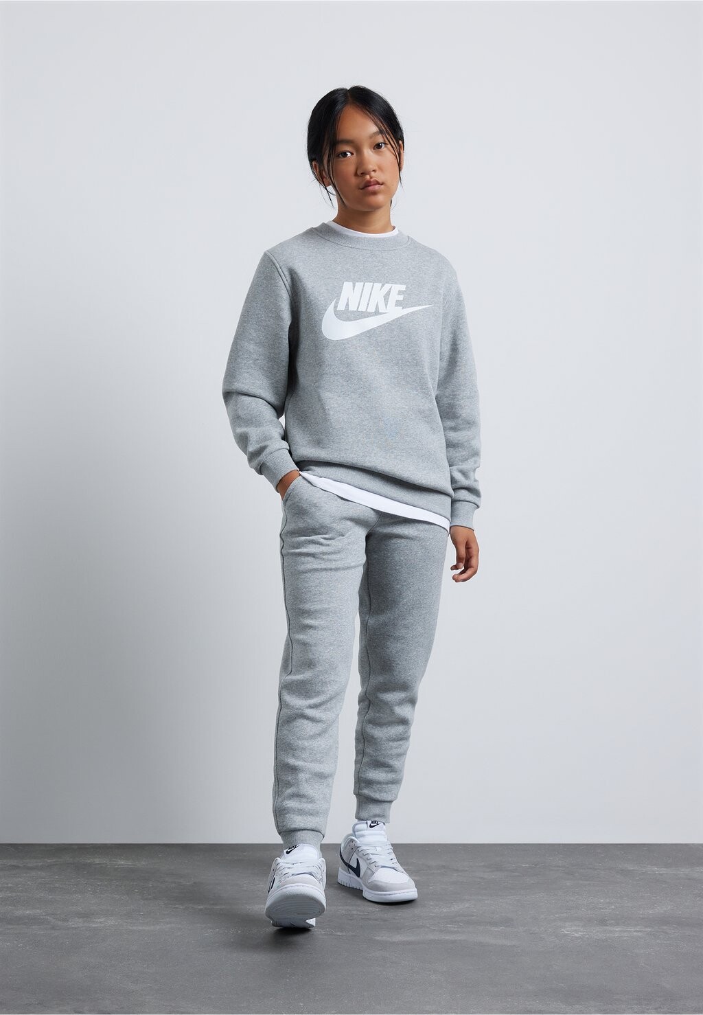 Спортивные брюки Club Unisex Nike, цвет dark grey heather/base grey/white — фото 2