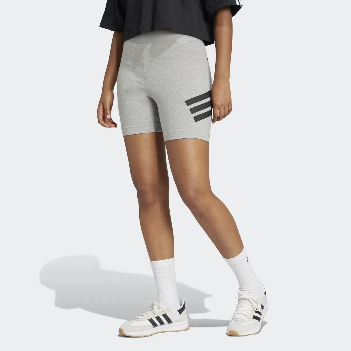 

Женские короткие леггинсы Adidas Future Icons с тремя полосками для байкеров, серый