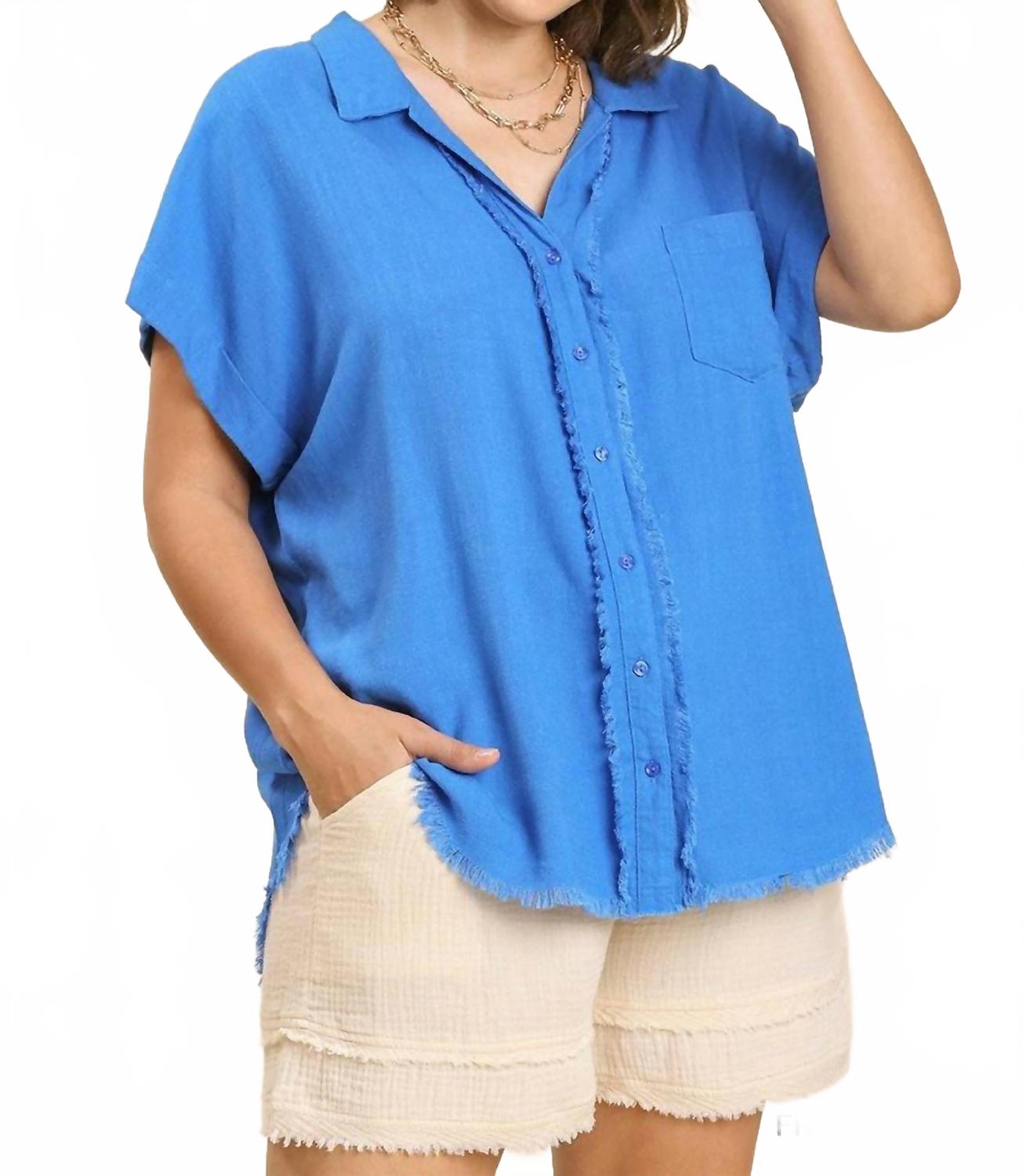 

Umgee Льняной топ с пуговицами спереди и бахромой по низу - размер «плюс», цвет «французский синий»
