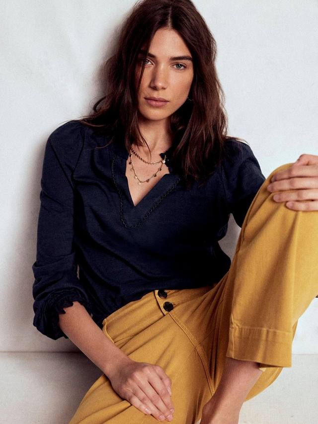 

Топ Aria с вышивкой и V-образным вырезом Boden, Navy