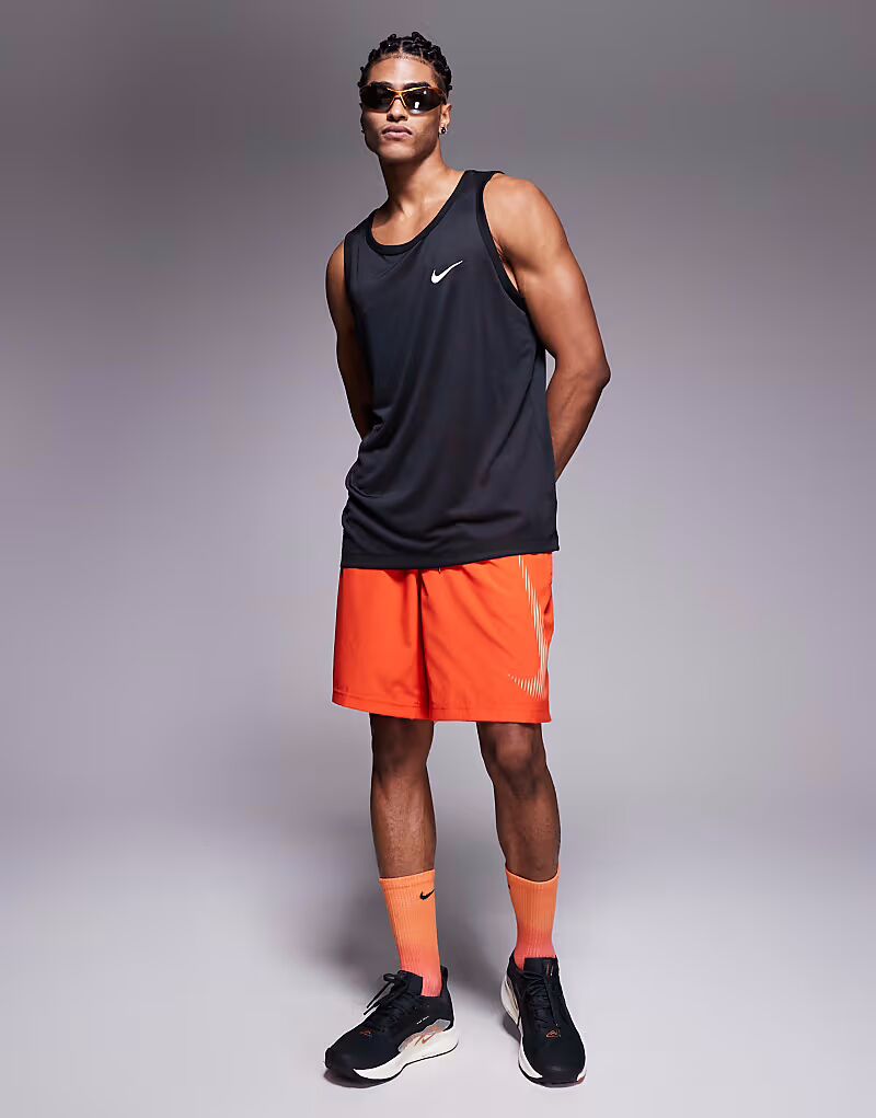 

Шорты Nike Training Form Dri-FIT 9 дюймов красного цвета