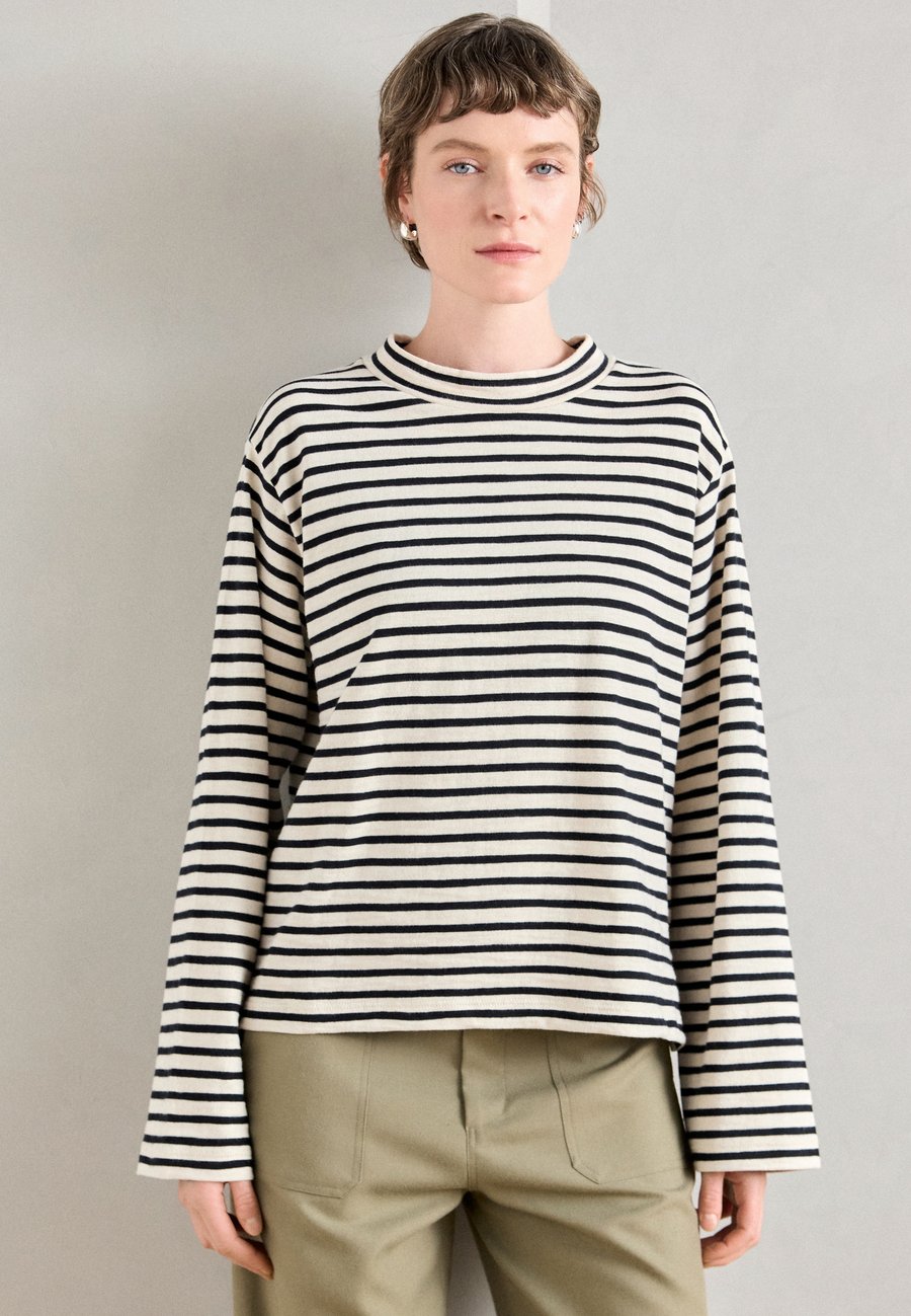 

Топ Marc O'Polo LONG SLEEVE STRIPED HIGH NECK, Off-White/Dark Blue/Dark Blue