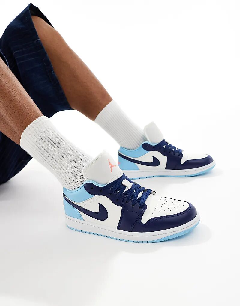 

Кроссовки Nike Air Jordan 1 Low светло-синего и белого цветов