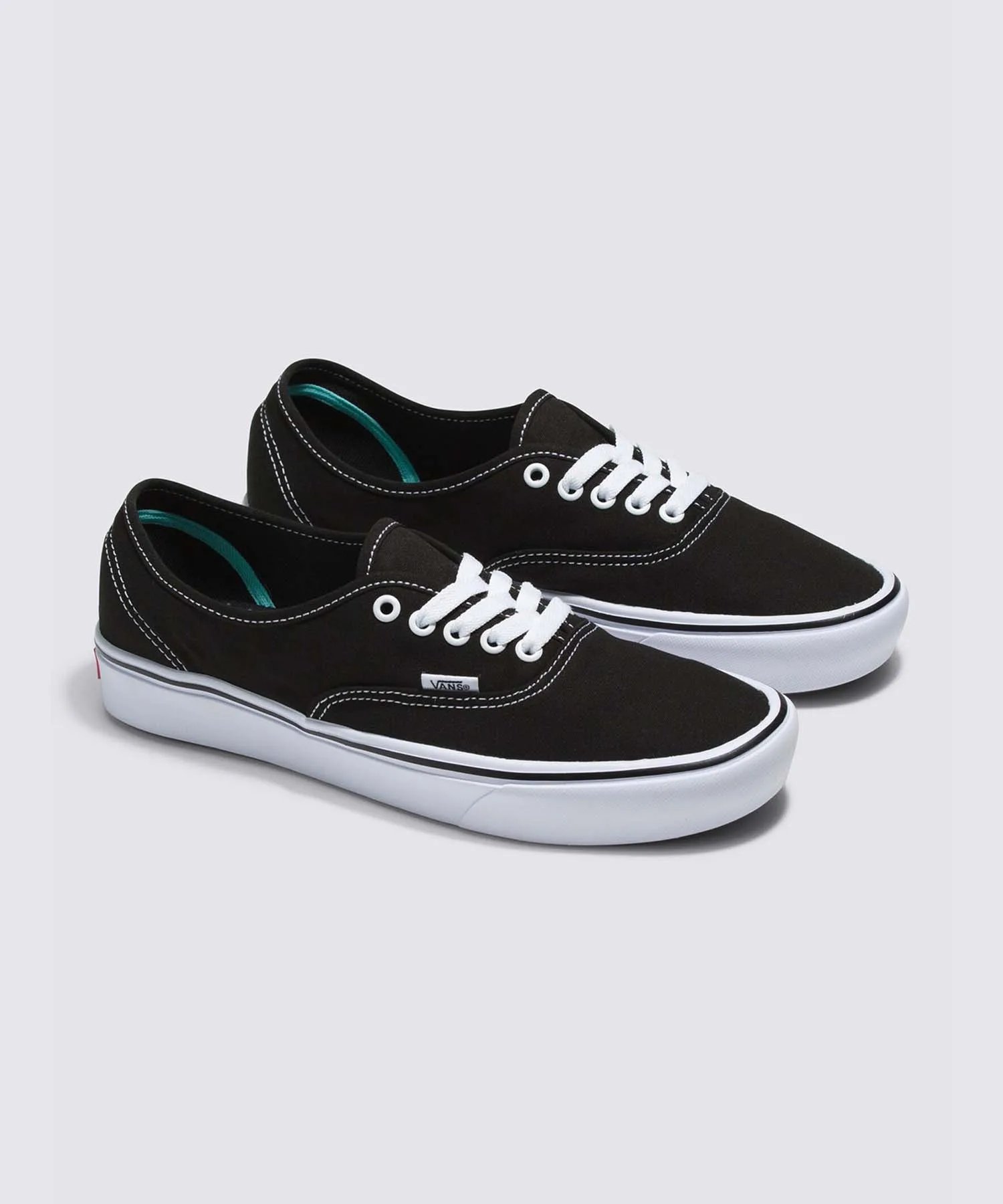 Кроссовки с технологией ComfyCush VANS UA ComfyCush Authentic черно-белые — фото 2