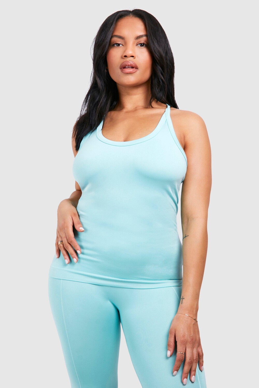 

Бесшовный топ на спине с бретелями Plus Supersoft Premium boohoo, синий