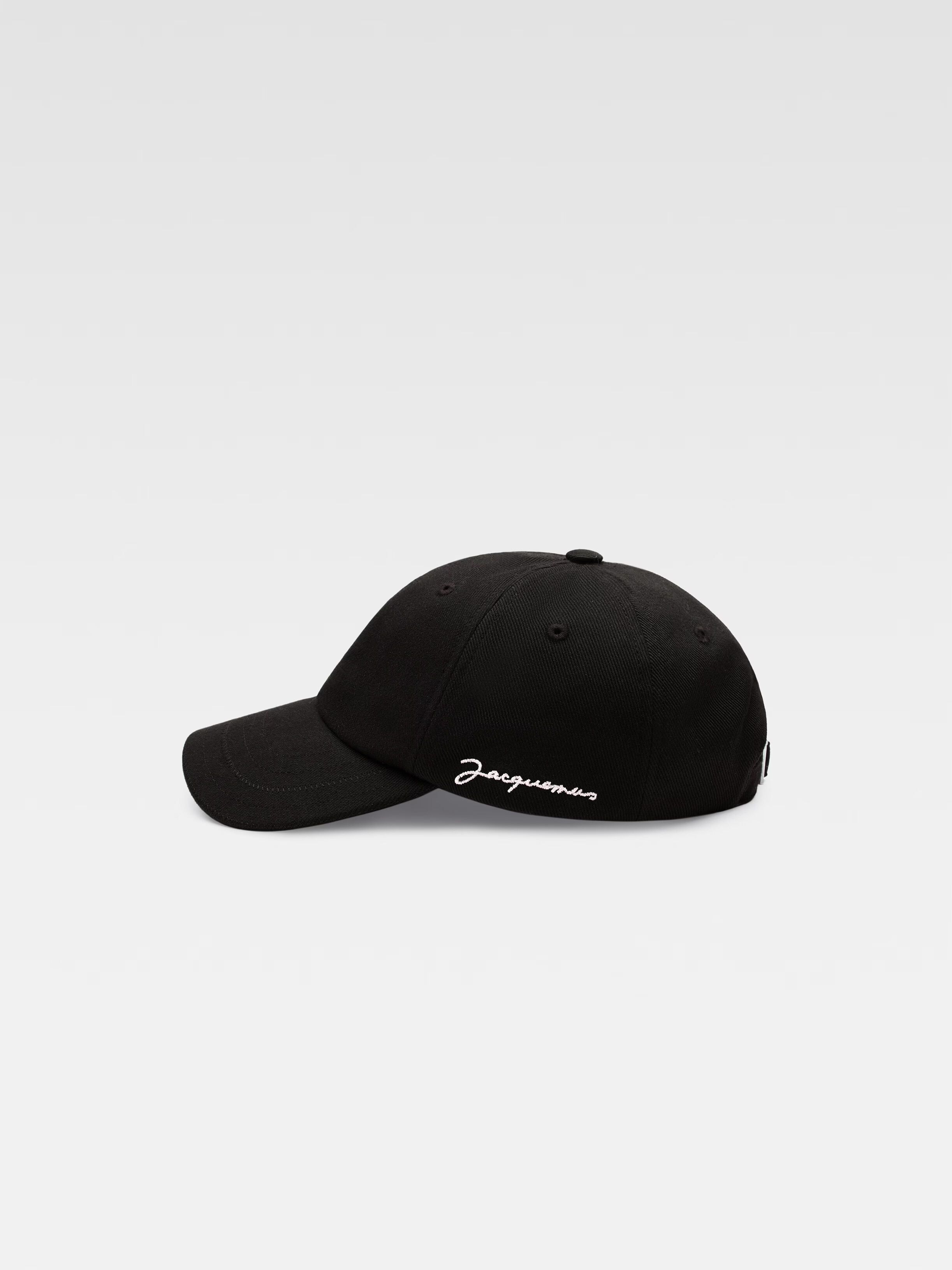 

Фирменная бейсболка JACQUEMUS The Jacquemus cap, черный