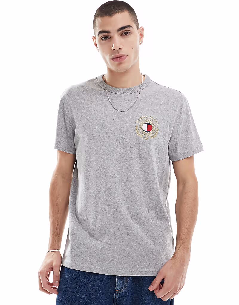 

Футболка с маленьким логотипом Tommy Jeans серого цвета