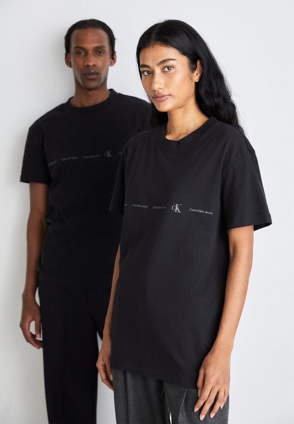 

Футболка с принтом REPEAT TEE LOGO UNISEX Calvin Klein Jeans, черный