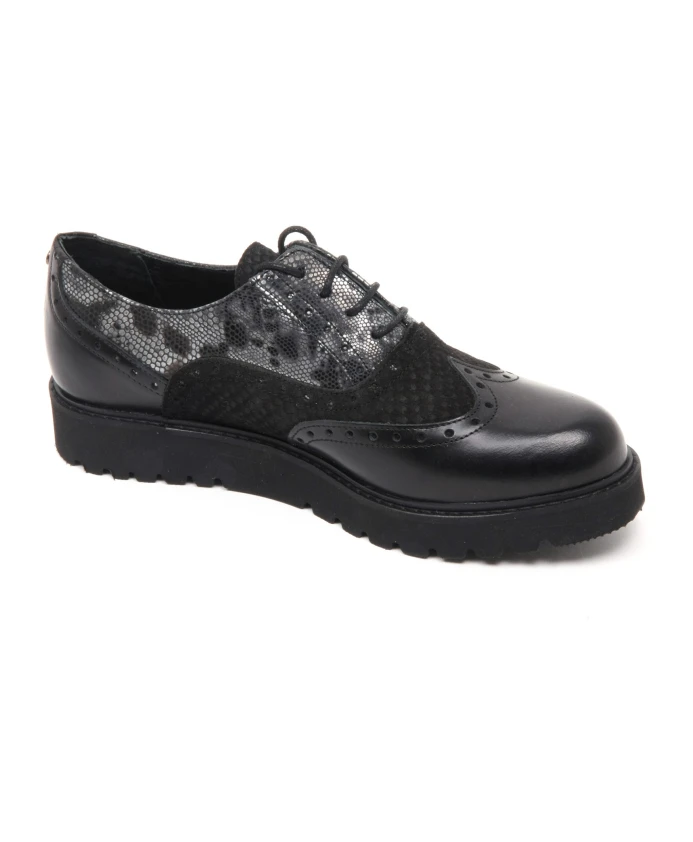 

Синие джинсы, английская модель обуви Trussardi, черный