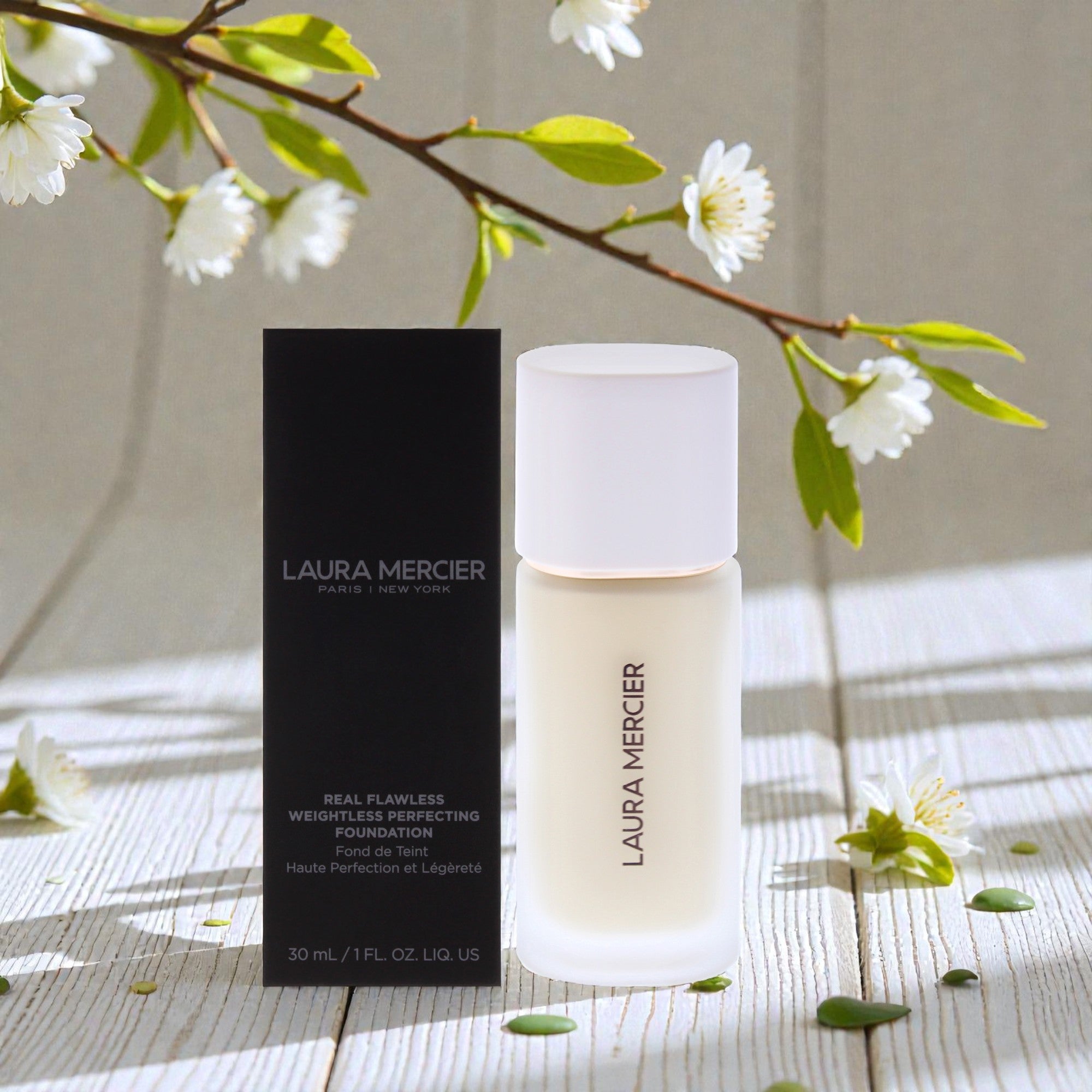Невесомая тональная основа Real Flawless Weightless Perfecting Foundation - 0W1 Satin от Laura Mercier для женщин - 1 унция (30 мл), прозрачный — фото 2
