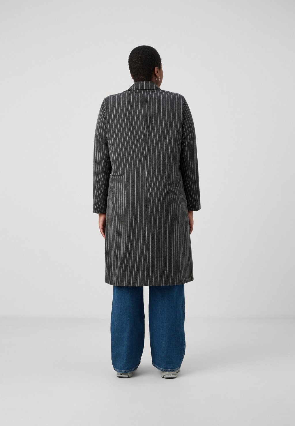 

Классическое пальто CARVERONICA PINSTRIPE COAT LIFE ONLY Carmakoma, темно-серый