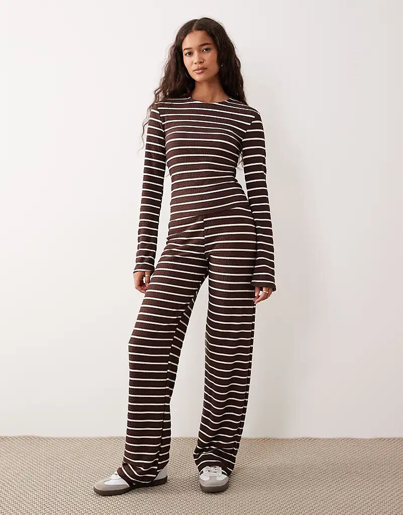 

Широкие брюки ASOS DESIGN в рубчик в шоколадную полоску