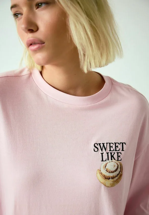 Облегающая футболка с принтом, длиной до локтя Next, Pink Cinnamon Roll Graphic — фото 3