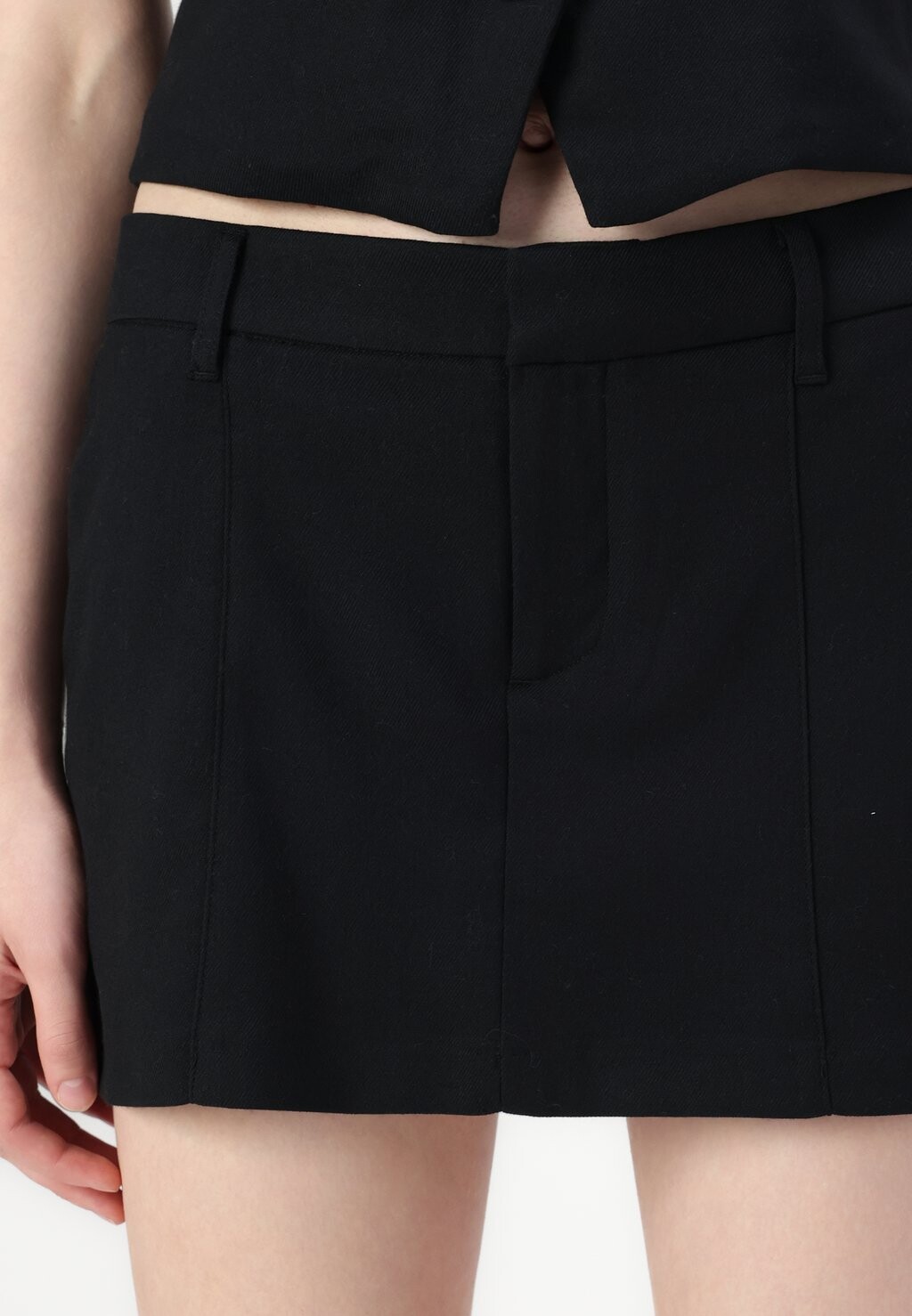 

Шорты TAILORED MINI SKORT Hollister Co., черный