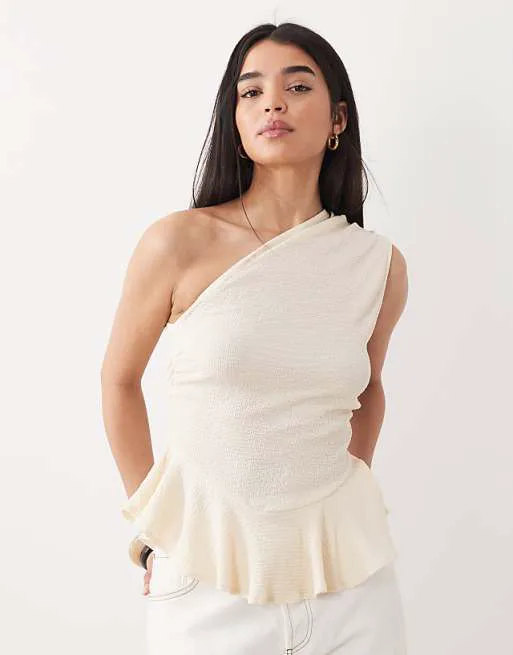 

Кремовый фактурный топ с баской на одно плечо ASOS DESIGN