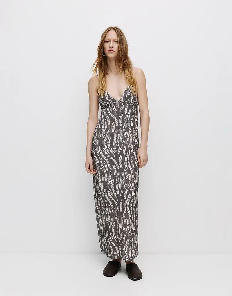 

Платье миди с принтом Pull&Bear синего цвета