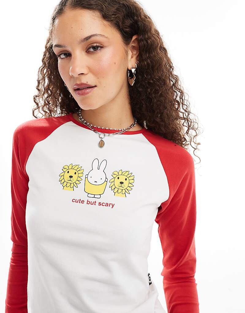 

Бело-красная футболка реглан Daisy Street x Miffy с милым, но пугающим рисунком