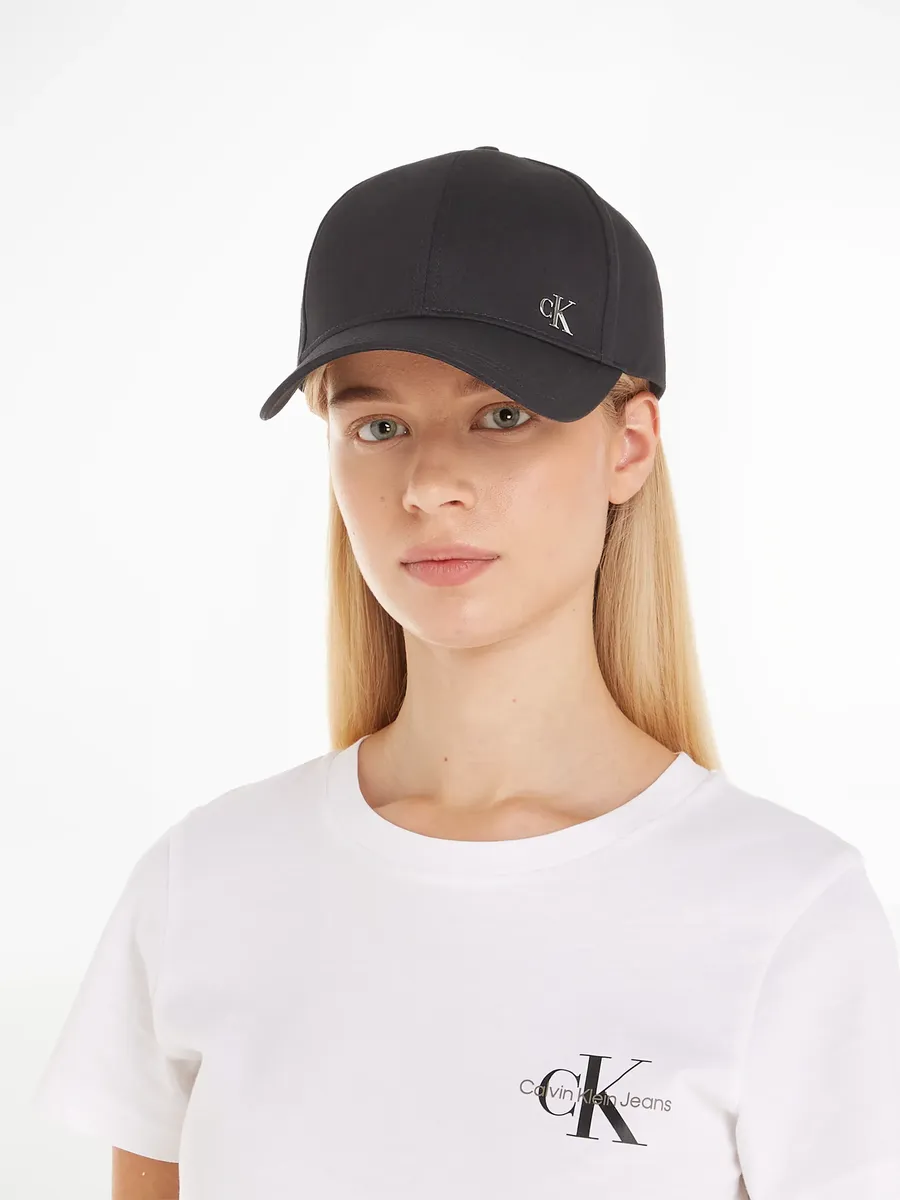 

Бейсбольная кепка Calvin Klein Jeans "SEASONAL PATCH CAP" с тисненым логотипом, черный