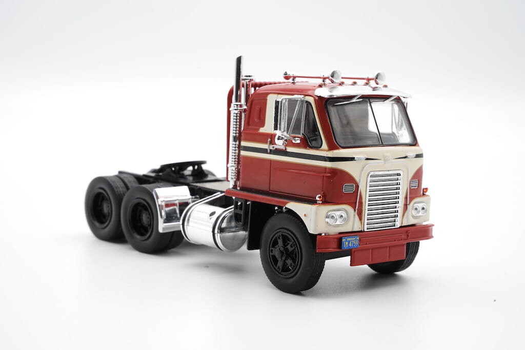 

Международный комбайн Dcof-405 1/43 Ixo