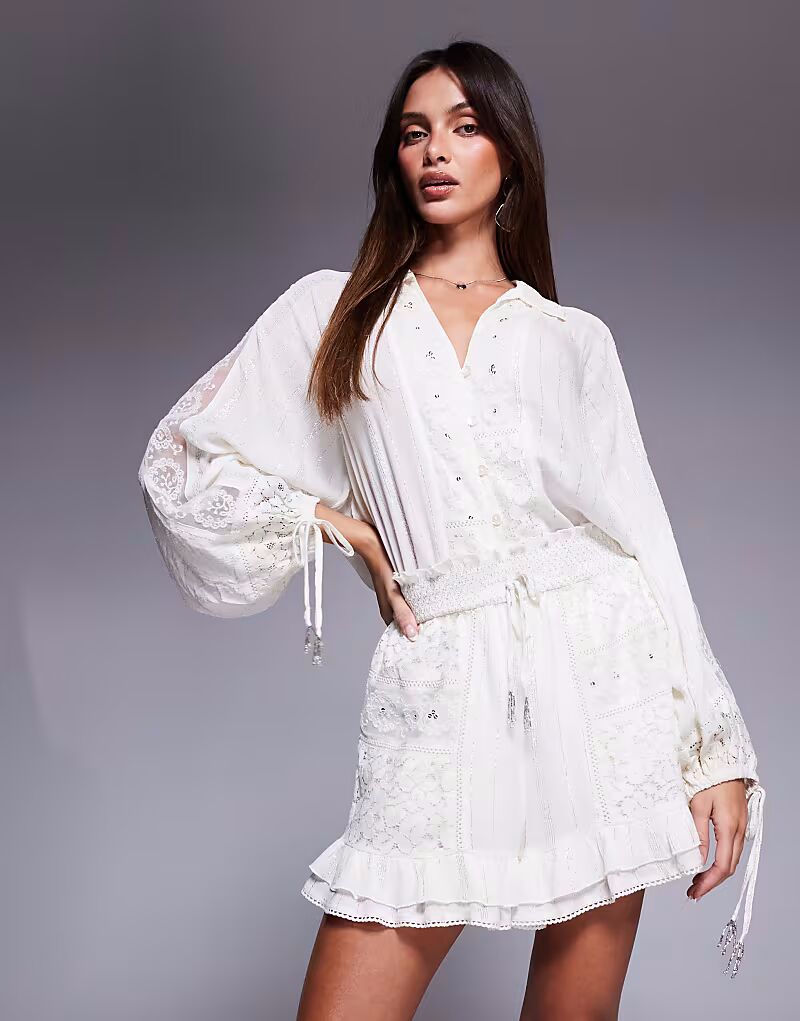 

Короткие шорты с кружевной отделкой кремового цвета River Island