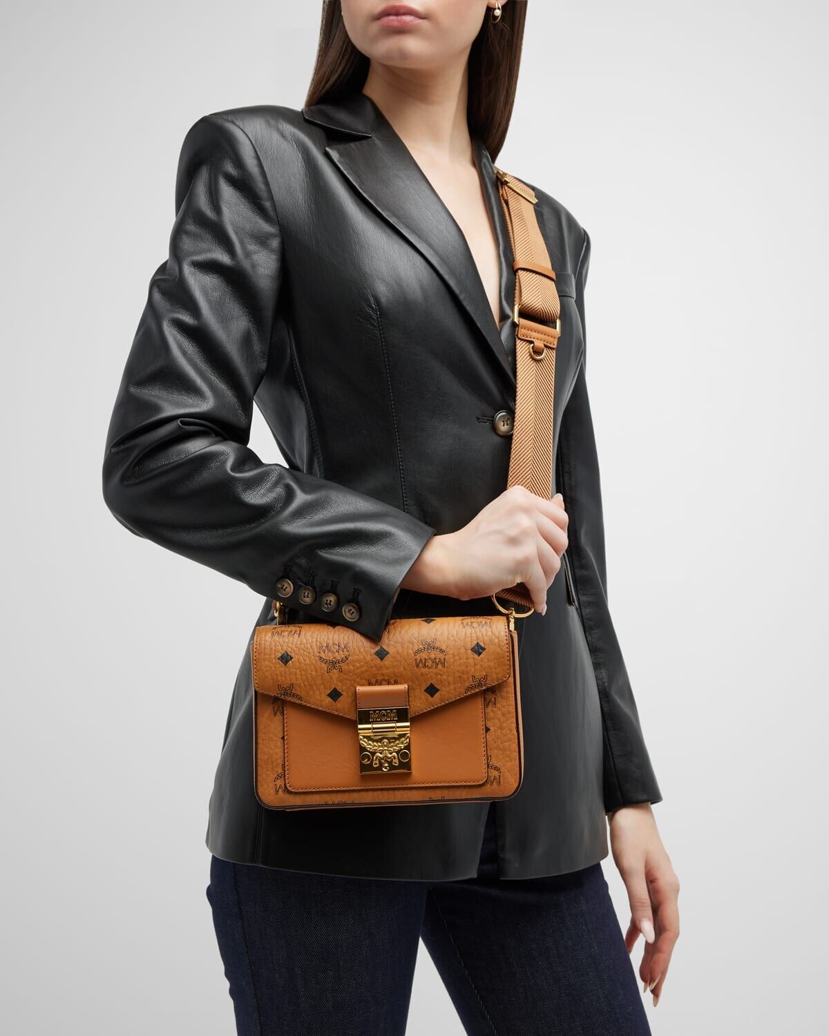 

Кожаная сумка через плечо с логотипом Millie Visetos MCM, цвет Cognac