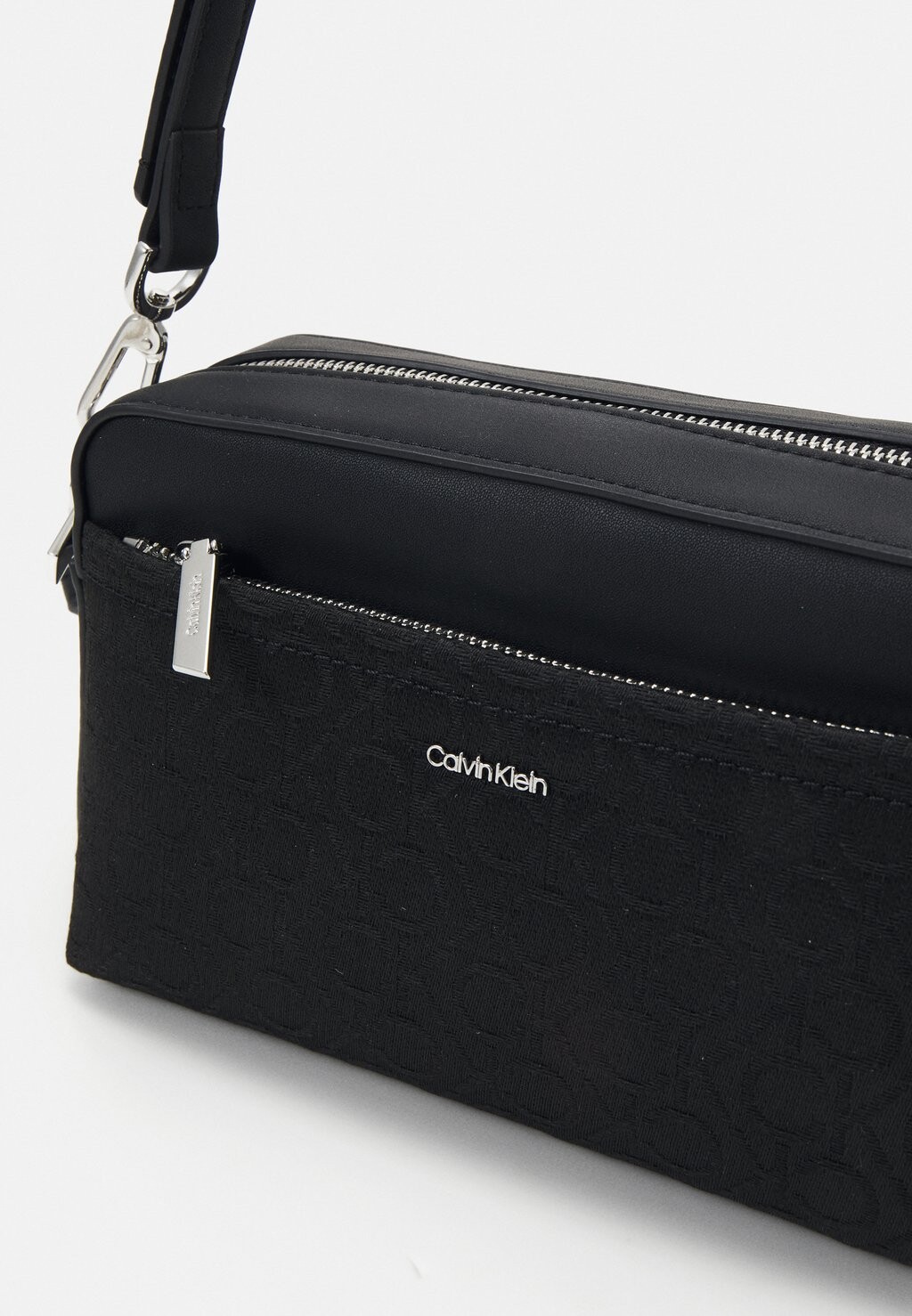 

Сумка через плечо Must Camera Bag Calvin Klein, черный моножаккард
