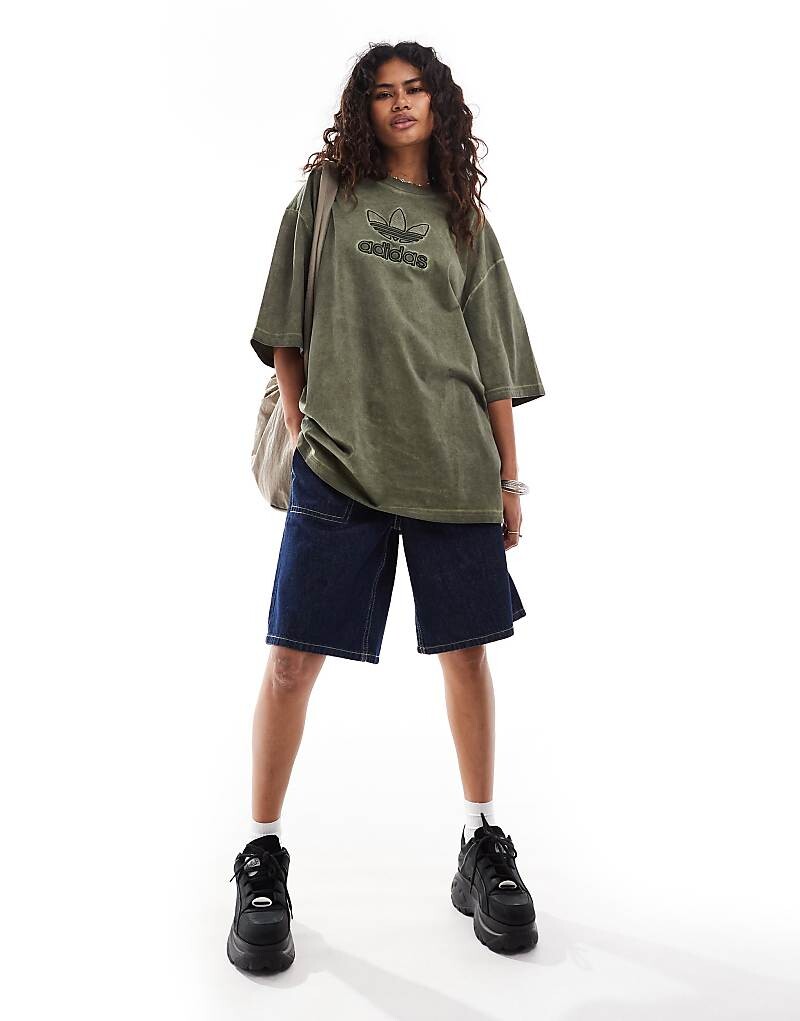 

Оливковая футболка оверсайз с трилистником adidas Originals Adilenium
