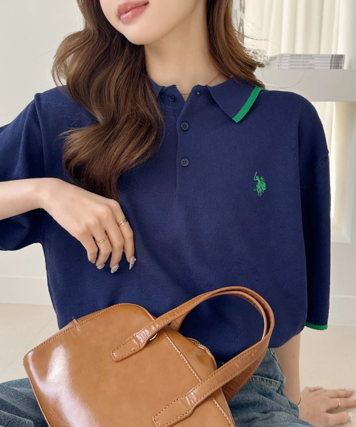 【Ada. Эксклюзивно для US POLO ASSN】Трикотажная рубашка-поло с короткими рукавами и контрастными цветовыми блоками — фото 4