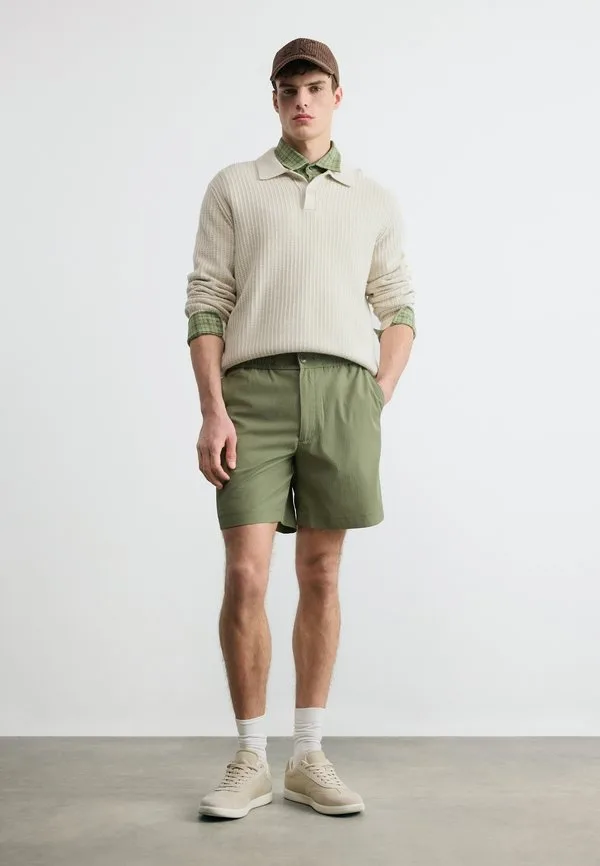 Прямые эластичные шорты из жатой ткани Calvin Klein, Deep Lichen Green — фото 2