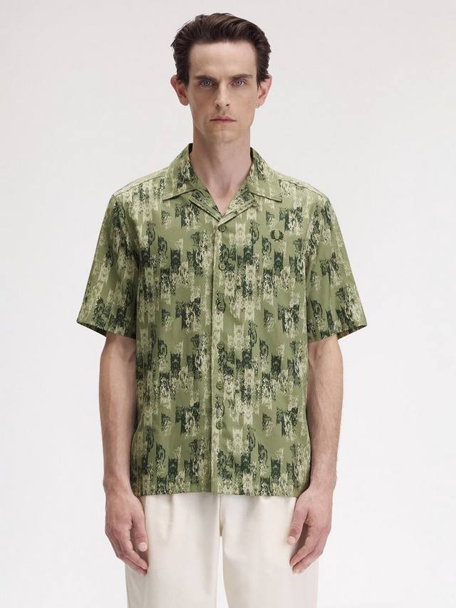 

Хлопковая рубашка с абстрактным принтом и классическим воротником Fred Perry, Olive Mint