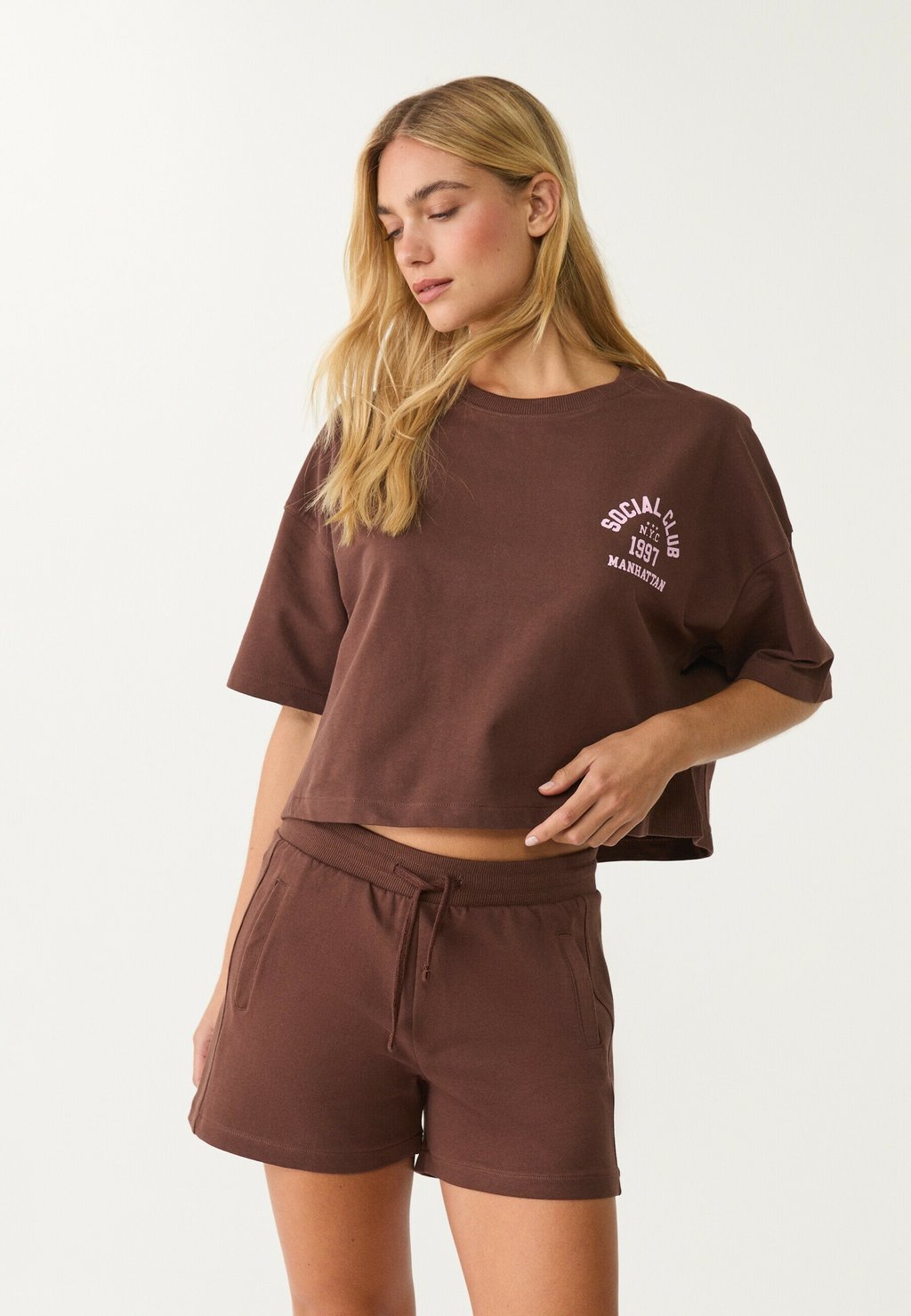 

Шорты Tracksuit bottoms Stradivarius, темно-коричневый