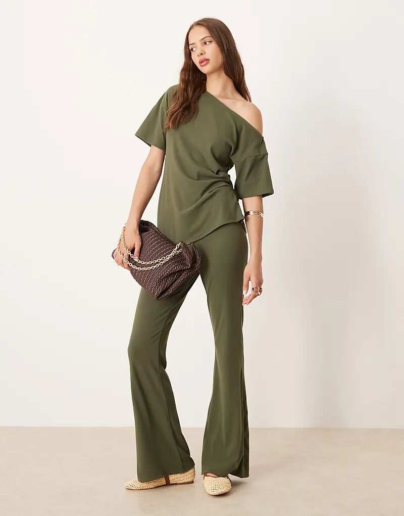 

Широкие брюки ASOS DESIGN в рубчик с начесом, цвет хаки