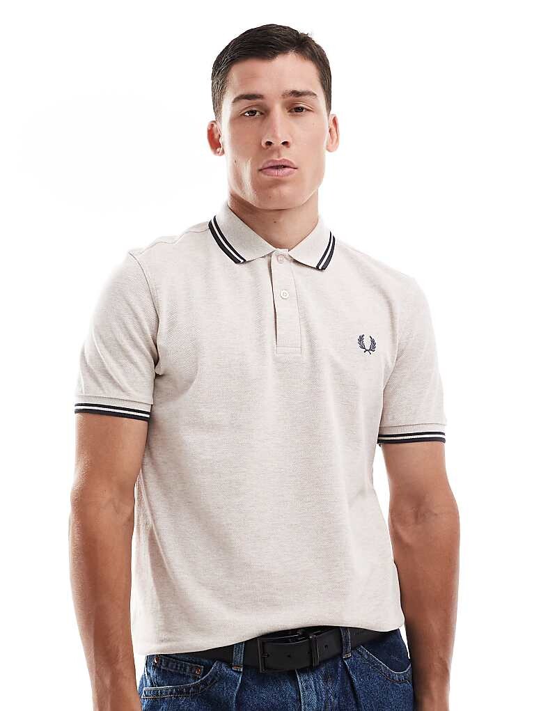 

Fred Perry — белая рубашка-поло с двойным подолом