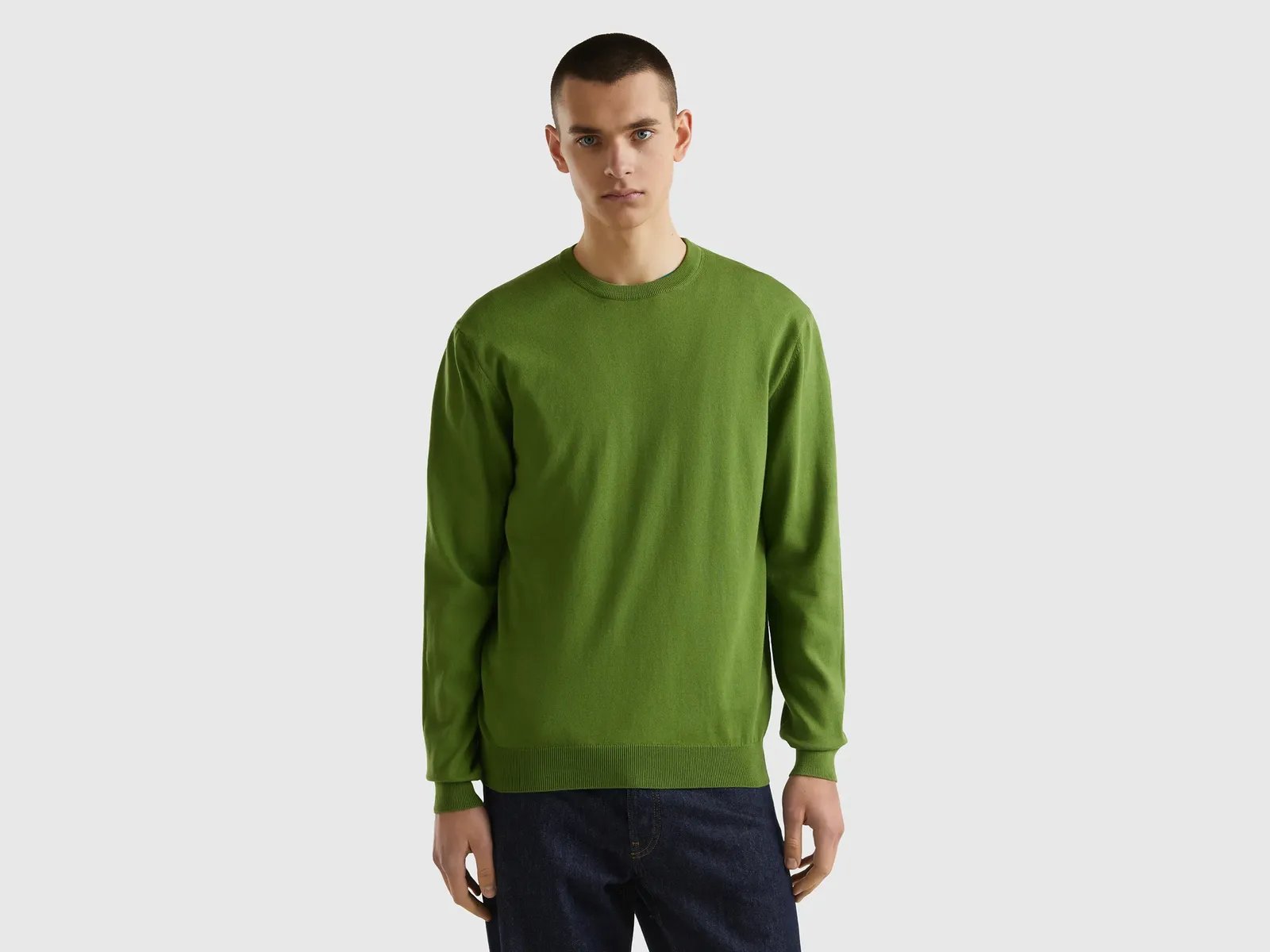 

Свитер United Colors of Benetton с круглым вырезом и фирменной этикеткой, зеленый