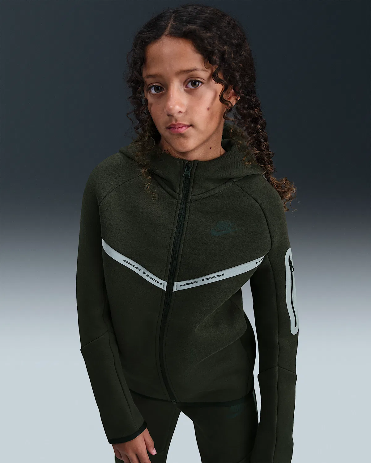 Детская худи на молнии с отражающими элементами Nike Sportswear Tech Fleece, Sequoia/Black/Black — фото 2