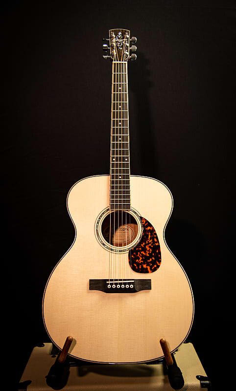 

Акустическая гитара Larrivée OM-05 Vine Logo, Moon Spruce & Mahogany