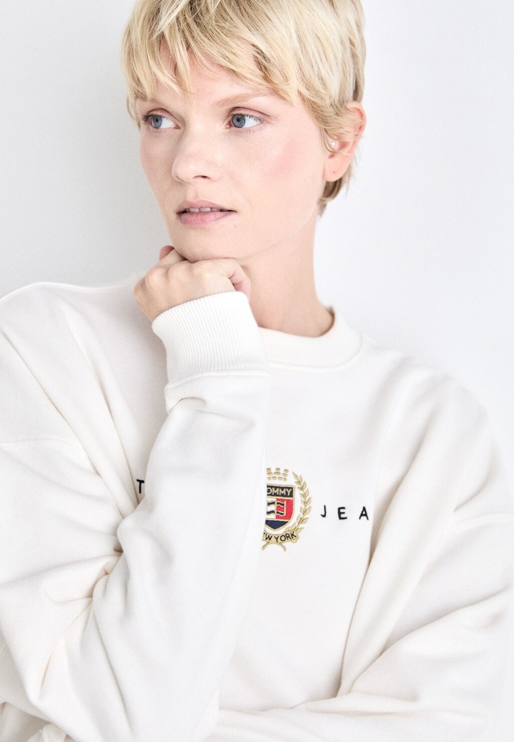 

Повседневное платье CREST LINEAR CREW DRESS Tommy Jeans, белый