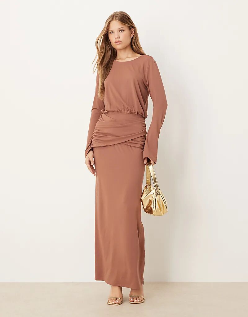 

Платье макси ASOS DESIGN с длинными рукавами, сборками и запахом на талии, светло-коричневого цвета