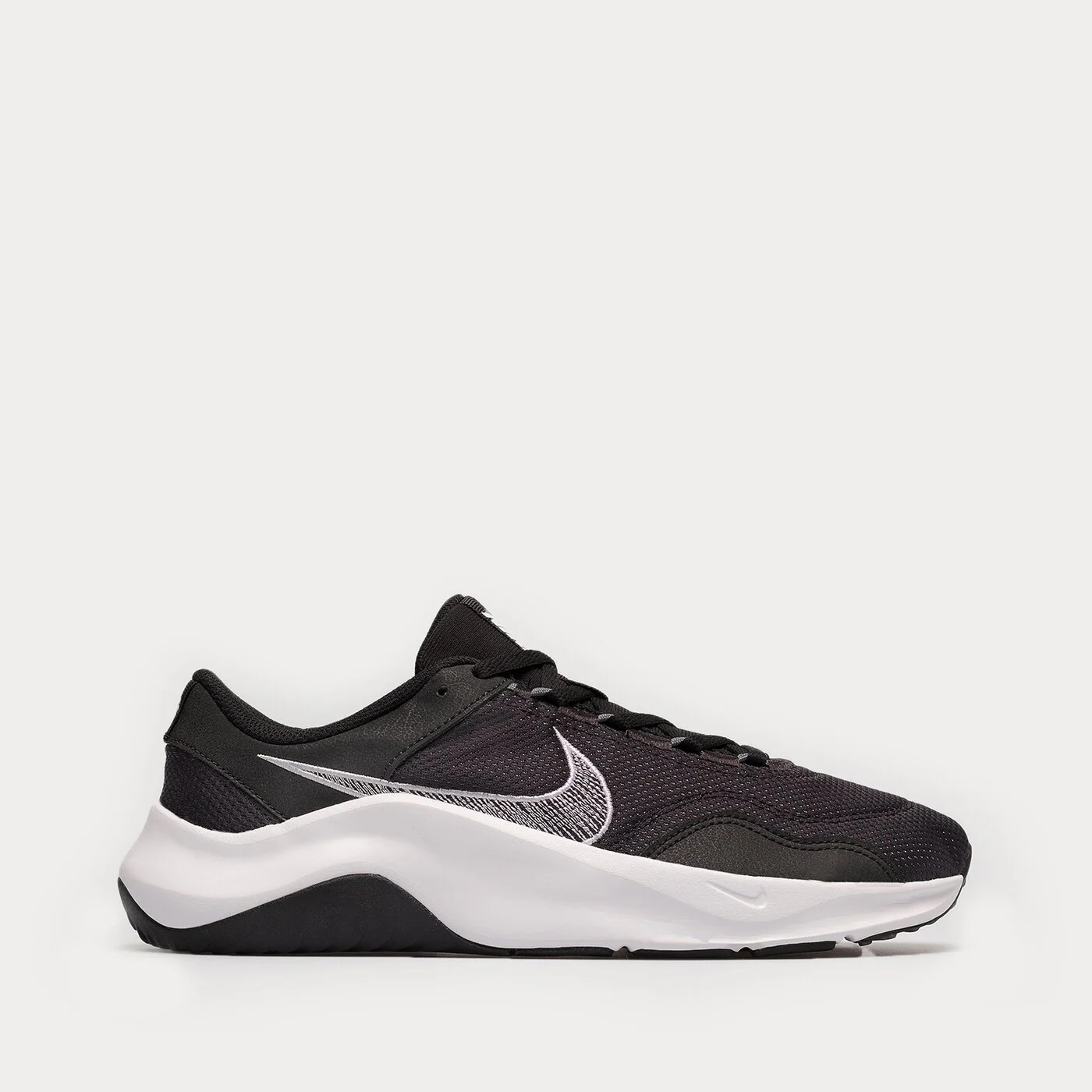 

Кроссовки Nike Legenda Essential 3, черный / белый