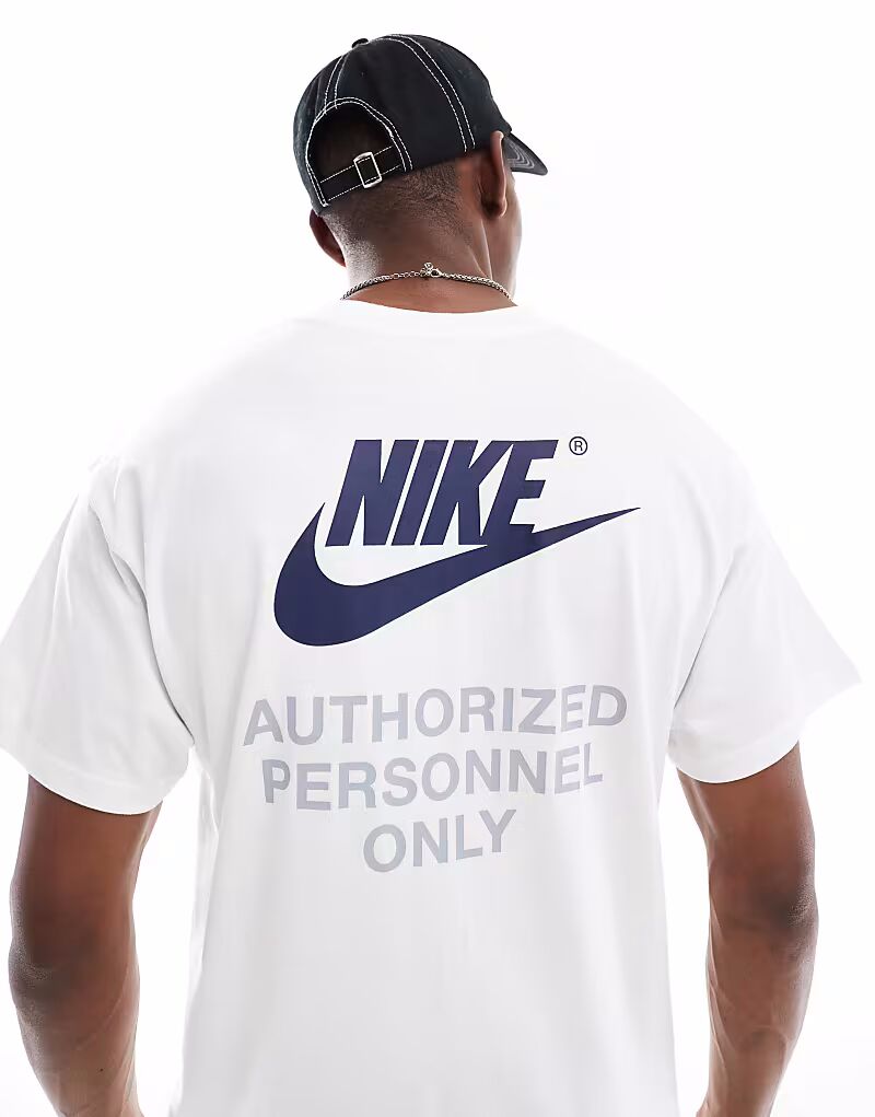 

Футболка с графическим принтом на спине Nike Swoosh белого цвета