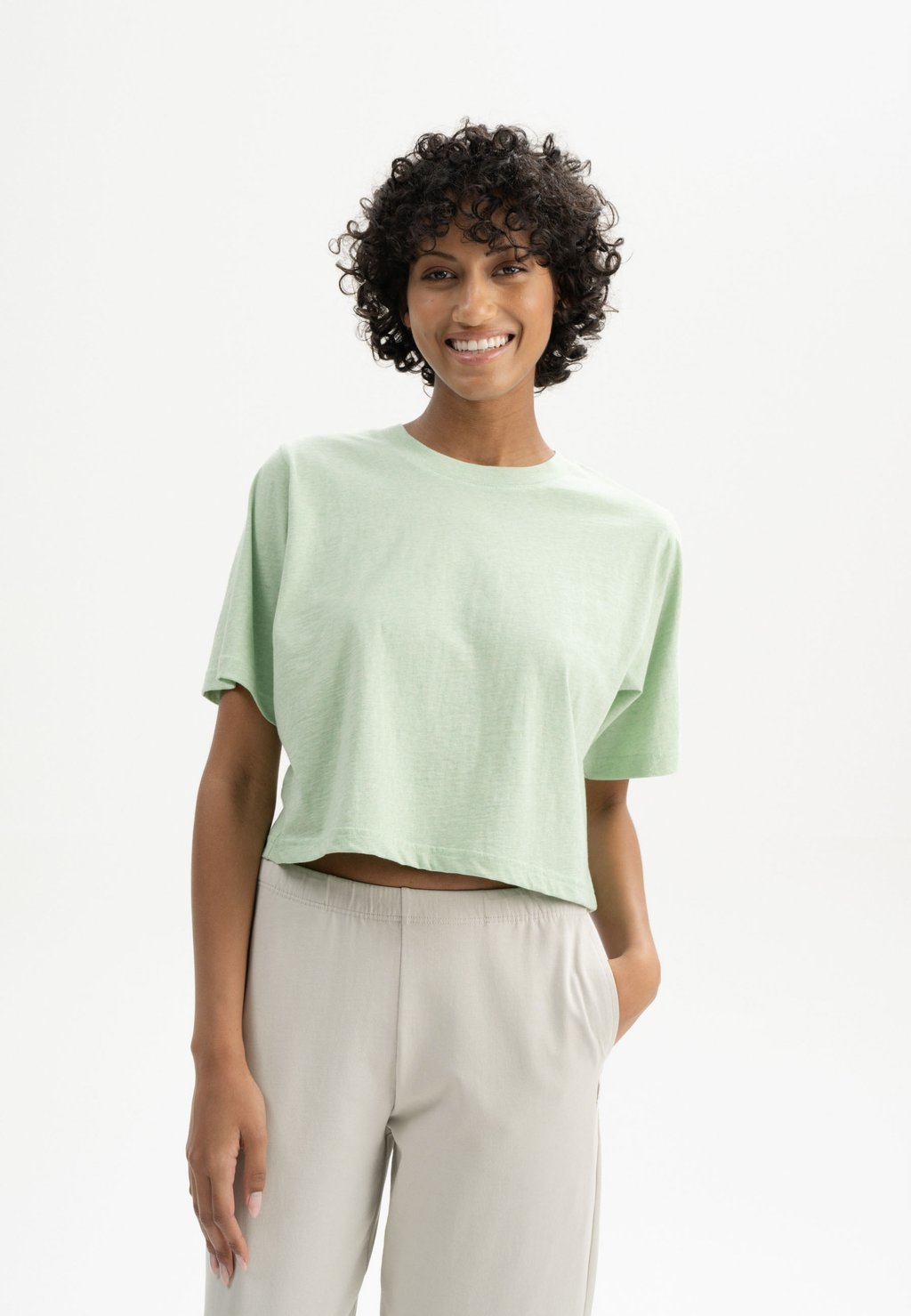 

Базовая футболка CROPPED DESNA MELA, зеленый