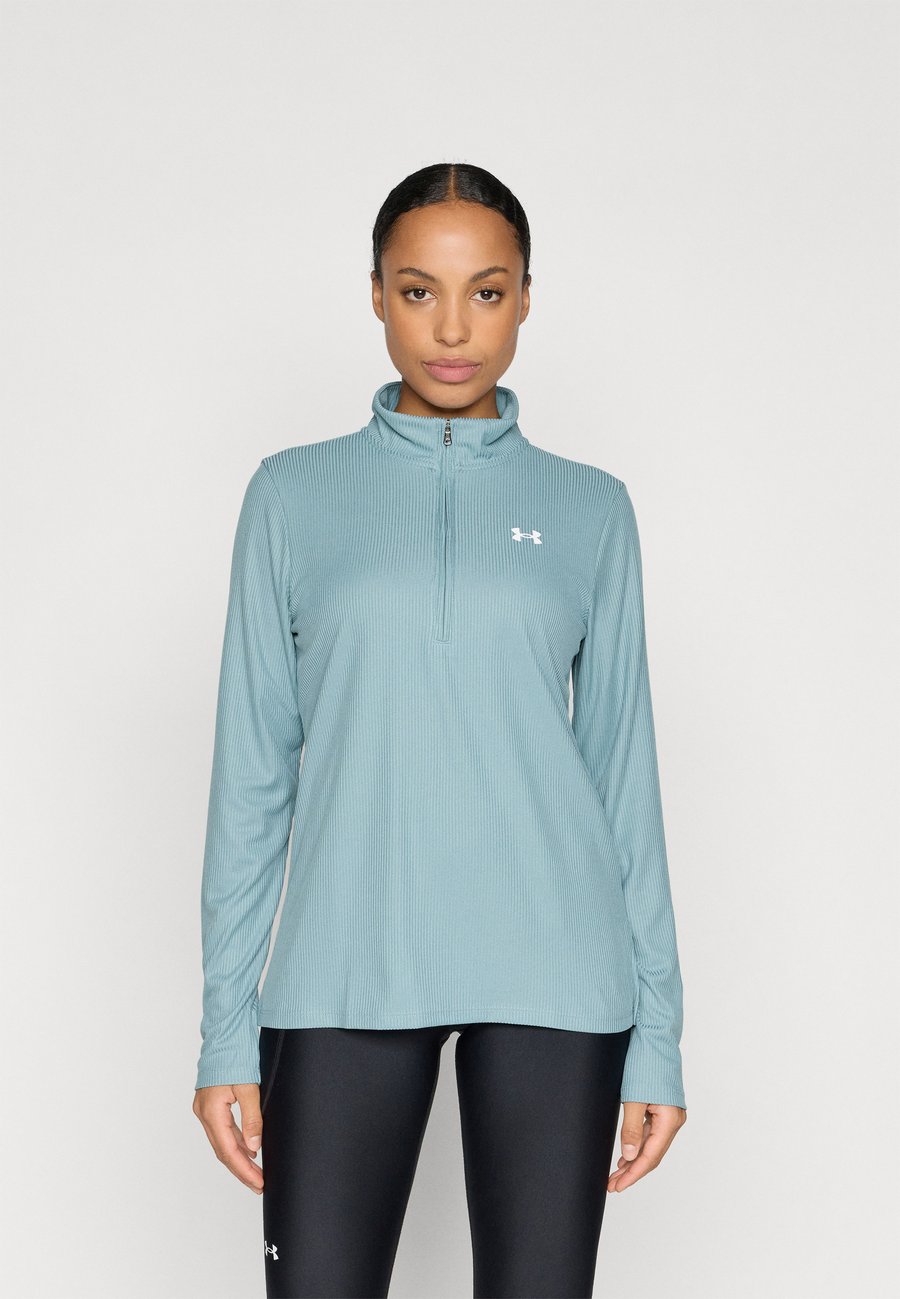 

Топ Under Armour 1/2 ZIP, Serpentine/White/Olive