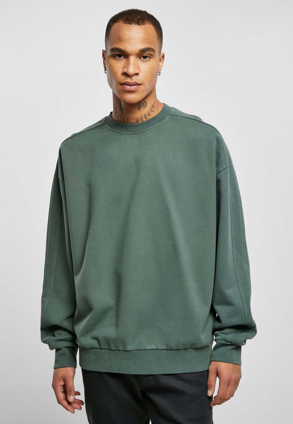 

Толстовка HEAVY TERRY GARMENT DYE CREW Urban Classics, цвет bottlegreen