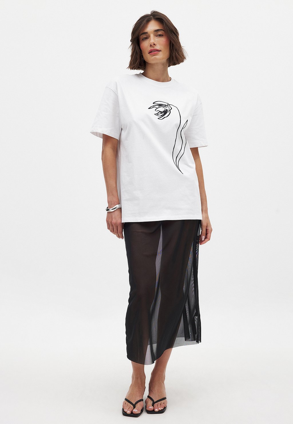 

Футболка с принтом EMBROIDERED ROUND NECK TEE NA-KD, белый