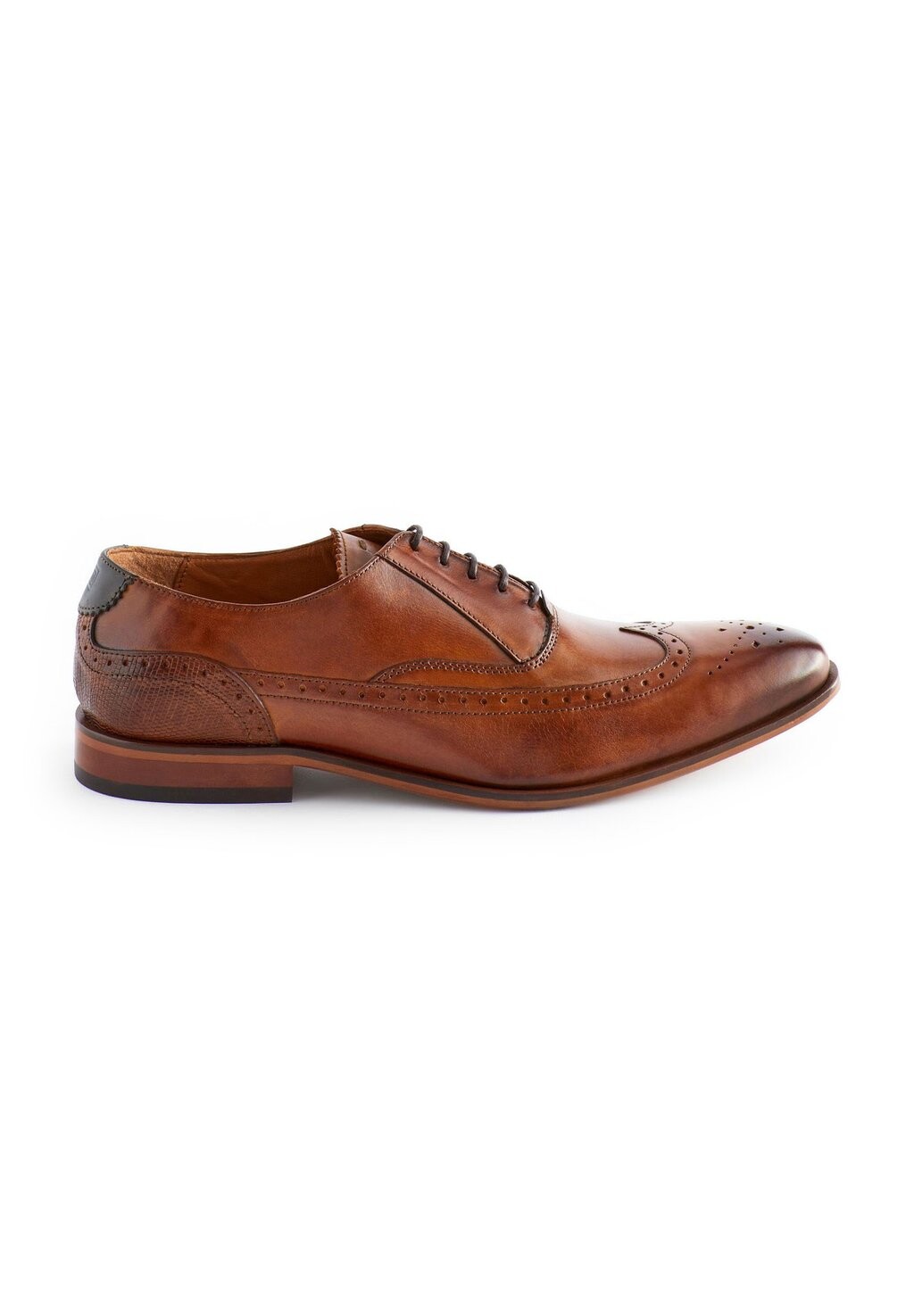 

На шнуровке Leather Oxford Wing Cap Brogue Shoes Next, цвет dark tan brown