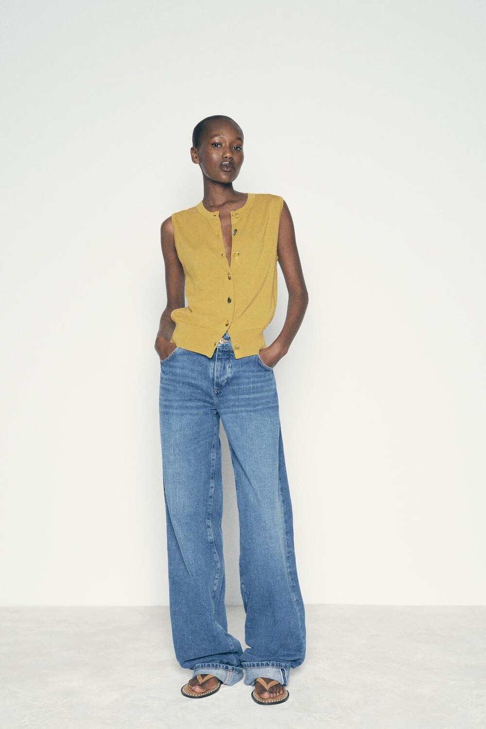 

Однотяжной трикотажный топ с золотыми пуговицами ZARA, цвет mustard
