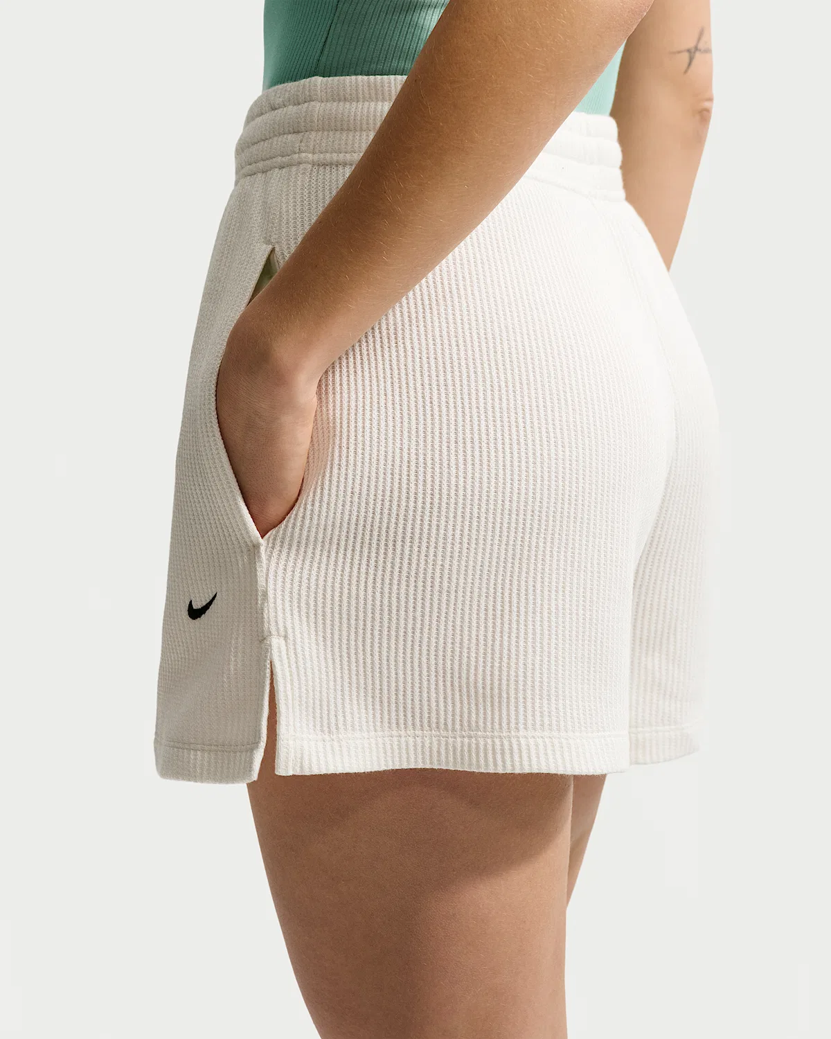Женские свободные шорты со средней посадкой Nike Sportswear Chill Waffle, Sail/Black — фото 3