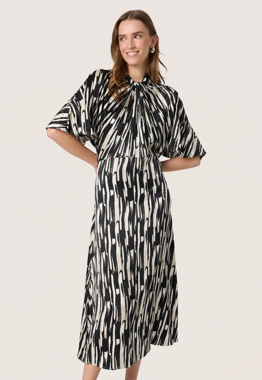 

Платье Soaked in Luxury Shirt dress, Black Stroke Print/Black