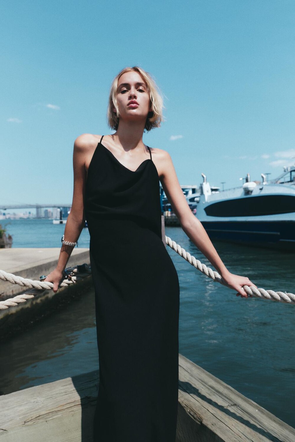 

Асимметричное струйное платье ZARA, черный